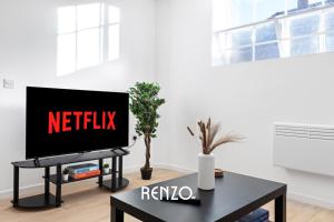 Bright and Modern 2-bed Home in Newark on-Trent by Renzo, Free Parking, Sleeps 5!