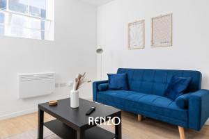 Bright and Modern 2-bed Home in Newark on-Trent by Renzo, Free Parking, Sleeps 5!