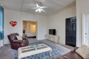 9 Mi to Downtown St Louis Apt with Fire Pit Access