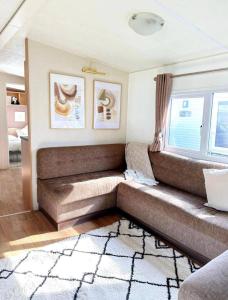 Harwich - Caravan - Sleeps 10 - Garden - Pool
