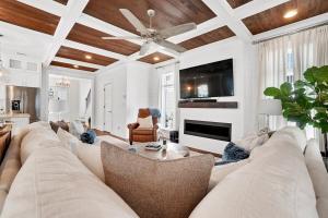 213 Sandyshore Shore To Please 6 BR 6BA steps from the beach