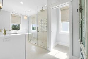 213 Sandyshore Shore To Please 6 BR 6BA steps from the beach