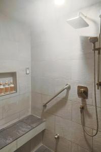 300ft Lake front -Season, Hot tub, Steam bath
