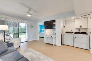 Lanai and Beach Gear Casa Bella Condo 5 Mi to Sand!