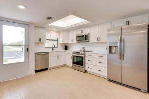 5 Mi to Fort Myers Beach Condo with Private Lanai!
