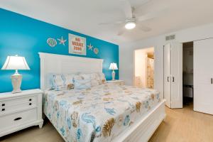 5 Mi to Fort Myers Beach Condo with Private Lanai!