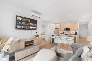 25min from NYC Luxe Suite with 3 TVs, Pool, Table - 泽西市