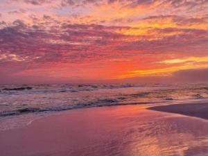 Penthouse Amazing Gulf Views Walk Beach or Shuttle Suite sleeps 6