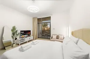 Cozy Studio with Scenic Canal Views - Dubai