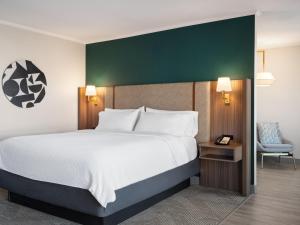 King Room - Disability Access/Roll in Shower room in Holiday Inn Portsmouth Downtown an IHG Hotel