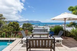 SEIA Dream offers stunning ocean views, sunny living spaces, plunge pool and terraces perfect for relaxing, Walk to Simons Town, Seaforth Beach, Boulders Beach penguins, high speed internet, smart TV and back up solar, ideal for families or remote work - Seaforth