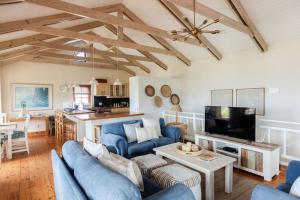 SEIA Dream offers stunning ocean views, sunny living spaces, plunge pool and terraces perfect for relaxing, Walk to Simons Town, Seaforth Beach, Boulders Beach penguins, high speed internet, smart TV and back up solar, ideal for families or remote wo