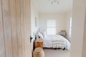 SEIA Dream offers stunning ocean views, sunny living spaces, plunge pool and terraces perfect for relaxing, Walk to Simons Town, Seaforth Beach, Boulders Beach penguins, high speed internet, smart TV and back up solar, ideal for families or remote wo