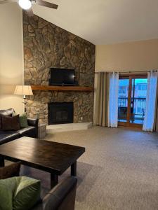 Cozy 2BDR with Stunning Location Near Town and Lifts