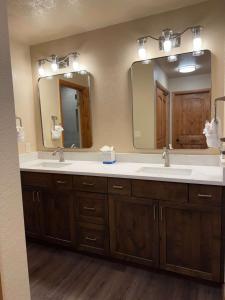 Cozy 2BDR with Stunning Location Near Town and Lifts