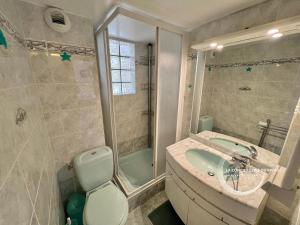 Appartements La Fregate - Grand Appartement avec vue sur la mer - Piscine : photos des chambres