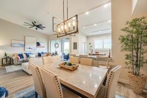 Elegant Naples Condo with Golf View and Community Pool