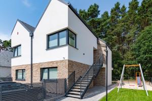 Apartamenty w sam las by KLIF Ustka - dwupoziomowy z 2 sypialniami balkonem widokiem na las, parkingiem