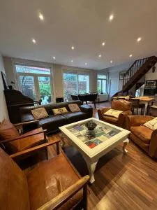 La Liberté, Loft 90 m2 rénové centre-ville, terrasse amenagee, jeux & parking - 普罗维勒