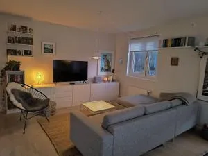 Romslig og pen leilighet - sentral beliggenhet - Hell