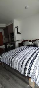 Calacoto, Monoambiente, patio privado, cocineta sin hornillas y baño completo