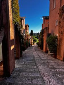 Welcome Traveller Charm Montees Marciaga