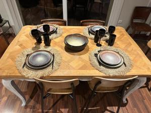Appartements La Liberte, Loft 90 m2 renove centre-ville, terrasse amenagee, jeux & parking : photos des chambres