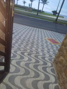 Pé na areia, frente mar, wi-fi e garagem coberta no Caiçara - PG