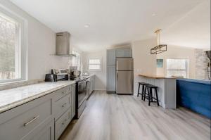 EV Serene Modern Cozy Waterfront Fireplace Cottage