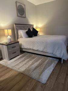 Beautiful Arlington Apartment with Pool & Parking!