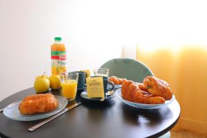 Appartements Le Neo - Studio chic avec sa cour privative et fibre : photos des chambres