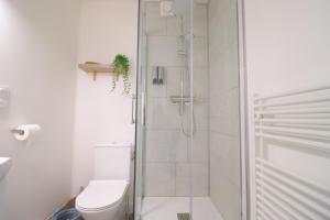 Appartements Le Neo - Studio chic avec sa cour privative et fibre : photos des chambres