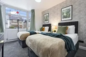 Luxury 4-Bed Home Coventry - City Centre with FREE Parking & Garden - Walsgrave on Sowe