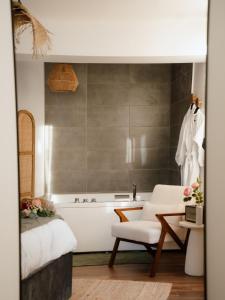 Suite Cara - Logement Atypique Sauna Balneo - Centre Historique