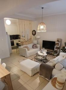 Christi & Paris Nest