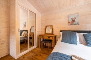 Dovestone Luxury Lodges sleeps 4 - pets welcome