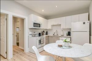 Casa Queen - Unique 2BR Suite in Leslieville