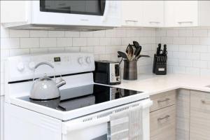 Casa Queen - Unique 2BR Suite in Leslieville