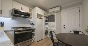 Casa Queen East - Modern 2BR Suite in Leslieville