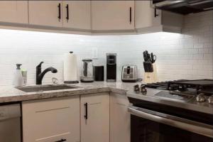 Casa Queen East - Modern 2BR Suite in Leslieville