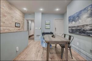 Casa Queen East Jaw Dropping 3BR Suite