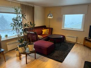 Cozy home with a fireplace, well connected to bus, quiet and view over the fjord