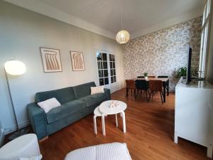 VUE EXCEPTIONNELLE sur la CATHÉDRALE, haut standing et garage privé