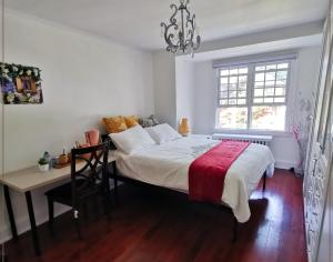 Cozy room with private bathroom near subway