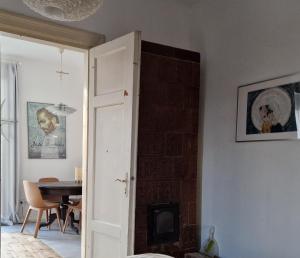 Hillside view house with garden, private parking, quiet location - 12 min to Old town anytime, Long stays welcome