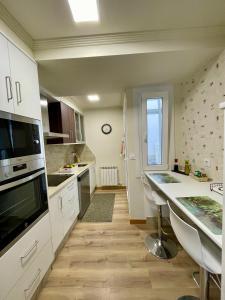 Amplio apartamento con terraza en Bouzas, cerca de la playa.