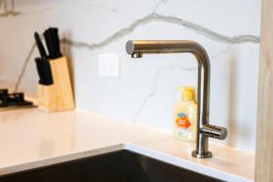 StayAU Convenient Apartment with Patio in Box Hill