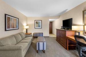 King Suite room in GreenTree Hotel - Houston Hobby Airport