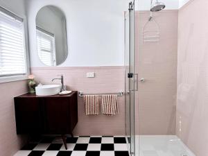 Happy Stays - Retro Haven