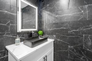 Fully Equipped 1BR with King Bed, Pool & Free Parking